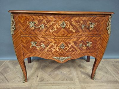Commode en bois et placage imitation marquèterie, ouvrant pa… - Photo 1