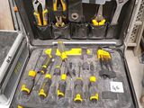 nombreux outils dans l'étui sur la table