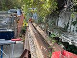 un tas de vieilleries par terre, près d'une clôture