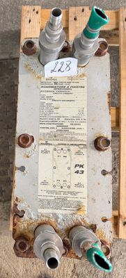 une photo montrant deux tuyaux verts posés sur une palette en bois