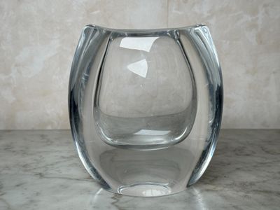 un vase en verre posé sur un plan de travail en marbre