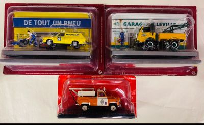 deux camions miniatures posés sur une table