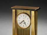 une image représentant une horloge posée sur une table en bois