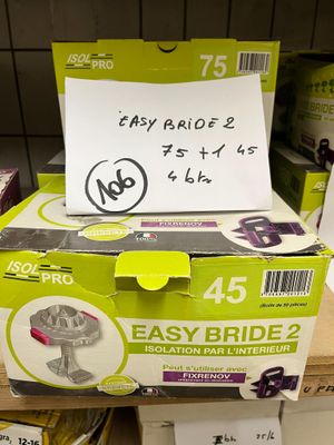 une boîte en carton sur laquelle est posée une pancarte