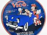 un panneau bleu et blanc représentant un personnage de dessin animé dans une voiture
