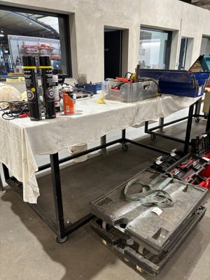 une table sur laquelle sont posés un certain nombre d'outils