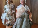deux figurines assises sur une table