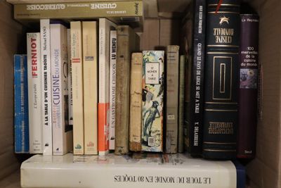 plusieurs livres qui se trouvent ensemble dans une boîte