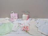 une table sur laquelle sont posés de nombreux articles pour bébé