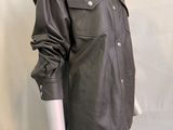 une photo d'un mannequin portant une veste en cuir