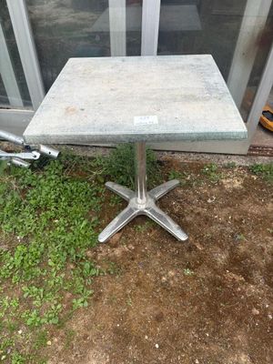 une petite table posée à même le sol