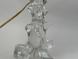 une lampe en verre posée sur une table blanche