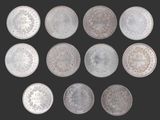six types différents de pièces d'argent sur fond noir