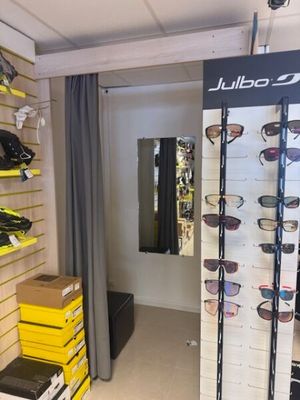 de nombreuses paires de lunettes de soleil exposées dans un magasin