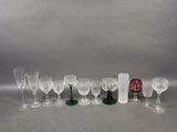 beaucoup de verres à vin et un vase sur la table