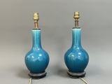 paire de lampes de table en céramique bleue avec des finitions en laiton sur les pieds