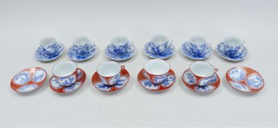un service de six tasses et soucoupes bleues et blanches
