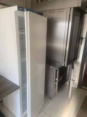 un réfrigérateur au milieu d'une cuisine où se trouve une table
