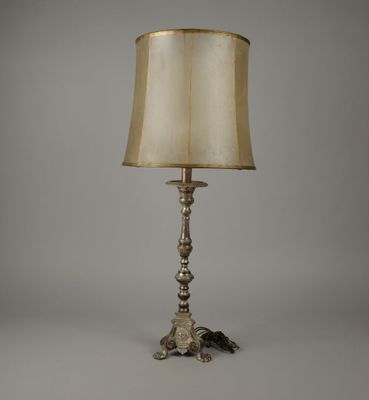 Pique-cierge en métal argenté monté en lampe reposant sur un…