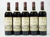 six bouteilles de vin sont alignées sur une table