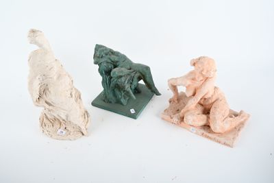 trois figurines représentant un homme et un chien sur un fond blanc