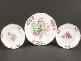 trois assiettes à motifs floraux posées sur une table