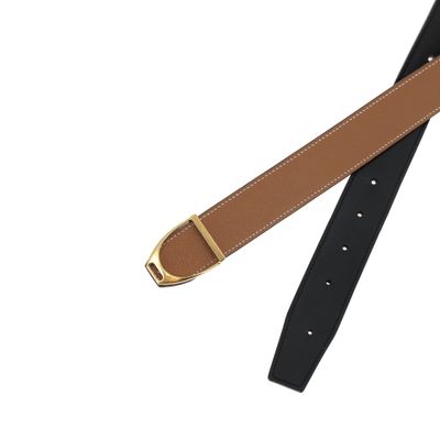 une ceinture noire et fauve avec une boucle dorée sur fond blanc