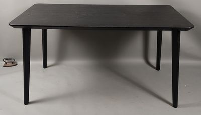 une table noire avec un plateau noir et des pieds noirs