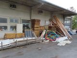 un tas de bois posé devant un bâtiment