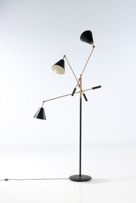 un lampadaire noir et blanc muni de trois lampes