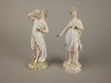 paire de figurines anciennes en porcelaine représentant des femmes en robe tenant des fleurs
