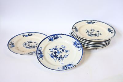 quatre assiettes bleues et blanches ornées de fleurs sur un fond blanc