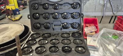 une boîte contenant tout un tas de cupcakes