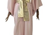 kimono rose et doré avec une ceinture dorée, présenté sur un mannequin