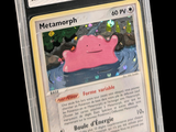 un gros plan d'une carte Pokémon sur laquelle figure un objet rose