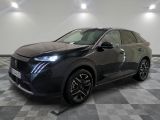 Le SUV noir est garé dans une pièce au sol carrelé.
