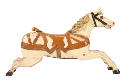 un cheval en jouet qui court sur une surface blanche