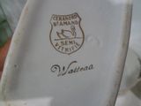 un gros plan d'une assiette blanche sur laquelle figure un logo