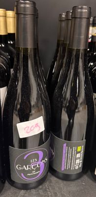 des bouteilles de vin sont alignées sur une étagère dans un magasin