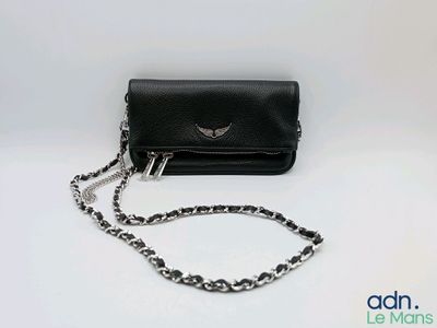 une image représentant un sac à main noir entouré d'une chaîne
