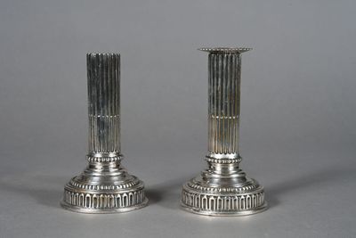 paire de bougeoirs anciens en argent à socles cannelés