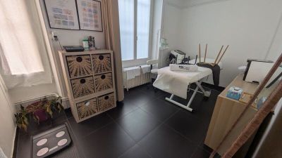 une photo d'une chambre avec un lit et un bureau