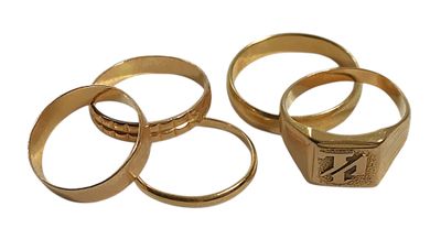 Ensemble en or 750/1000 comprenant 4 ALLIANCES et BAGUE CHEV… - Photo 1