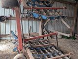 une grande machine qui repose dans la terre