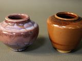 deux vases posés l'un à côté de l'autre sur une table