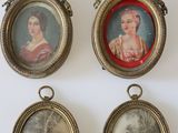 quatre photos encadrées représentant une femme en robe et un homme en robe
