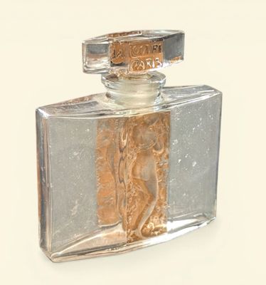 une bouteille en verre transparent ornée d'un motif doré