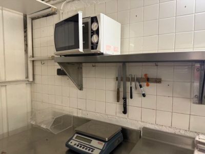 une photo d'une cuisine avec une balance et un micro-ondes
