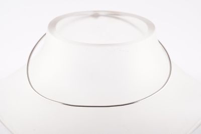 Collier plaqué argent sur un mannequin blanc devant un fond blanc