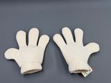 deux paires de gants blancs posées sur une table